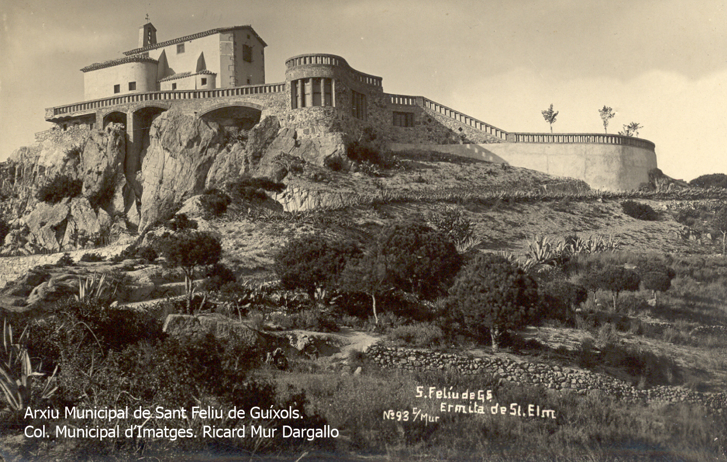 L’ermita de Sant Elm en tot el seu esplendor el 1929, un cop restaurada per l’hisendat Pere Rius. L’ermita de Sant Elm en tot el seu esplendor el 1929, un cop restaurada per l’hisendat Pere Rius. Autor: Ricard Mur Dargallo. Arxiu Municipal de Sant Feliu de Guíxols.