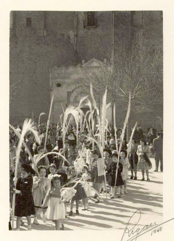 Diumenge de Rams a la plaça del Monestir, 1948 AMSFG. Fons Pere Rigau Roch (Autor: Pere Rigau)