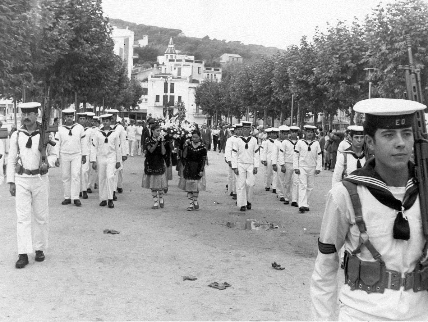 Pas de la processó de la Verge del Bonviatge pel passeig del Mar cap al 1970. AMSFG. Col·lecció Municipal d’Imatges (Autor: Narcís Sans)