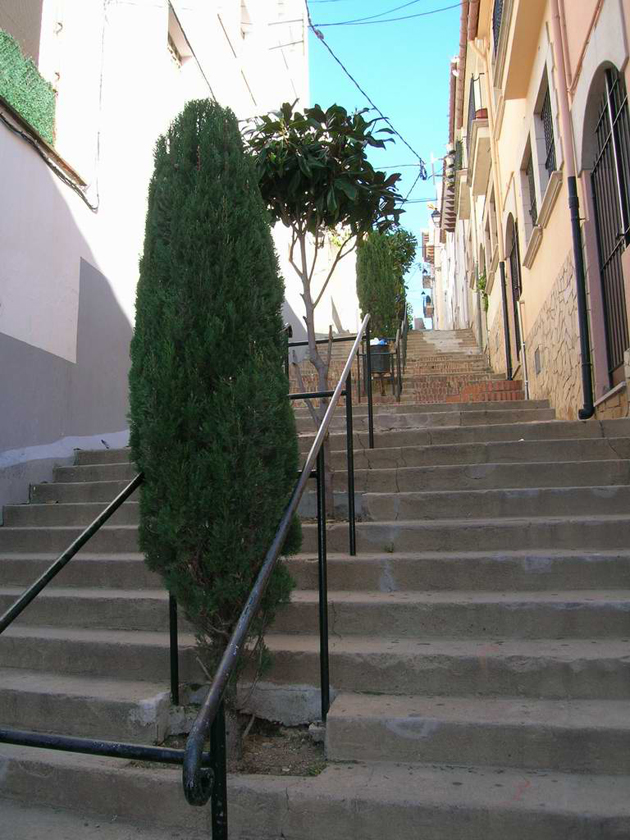 Escales del carrer de la Penitència amb l’escola Sant Josep a l’esquerra, l’any 2010 AMSFG. Col·lecció Municipal d’Imatges (Autor: Núria Almar)