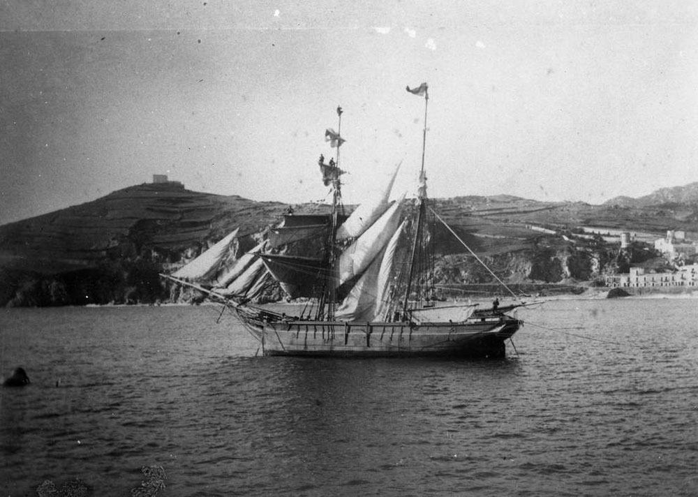 Bergantí goleta fondejat a la badia de Sant Feliu de Guíxols fent els preparatius per salpar, darrer terç del segle XIX. AMSFG. Col·lecció Espuña-Ibáñez (Autor desconegut)