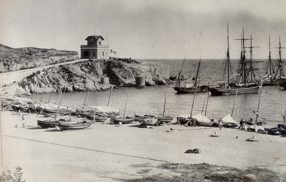 AMSFG. Fons Santiago Güitó. Autor: Desconegut. La platja dels pescadors, amb el Salvament al fons i diversos velers fondejats a la badia (1889 – 1900).