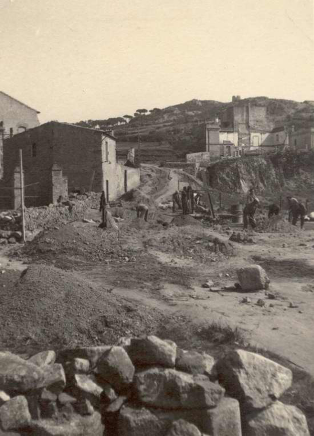 Construcció de la carretera de Sant Feliu de Guíxols a Sant Pol als anys 40 AMSFG. Col·lecció Municipal d’Imatges (Autor desconegut)