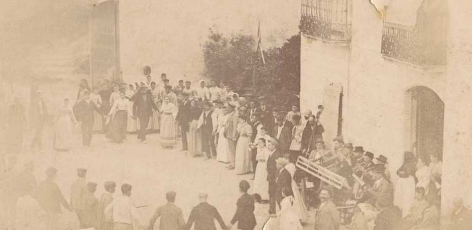 Sardanes a la casa pairal de la família Vicens, a Solius (Santa Cristina d’Aro) amb motiu de Sant Joan, 1894 AMSFG. Col·lecció Benet Julià (Autor: Jaume Bertran)