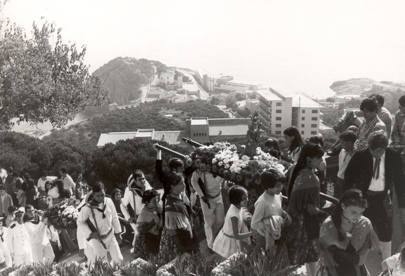 Arribada de la processó a l’ermita de Sant Elm a principis dels 70 AMSFG. Col·lecció Municipal d’Imatges (Autor: desconegut)