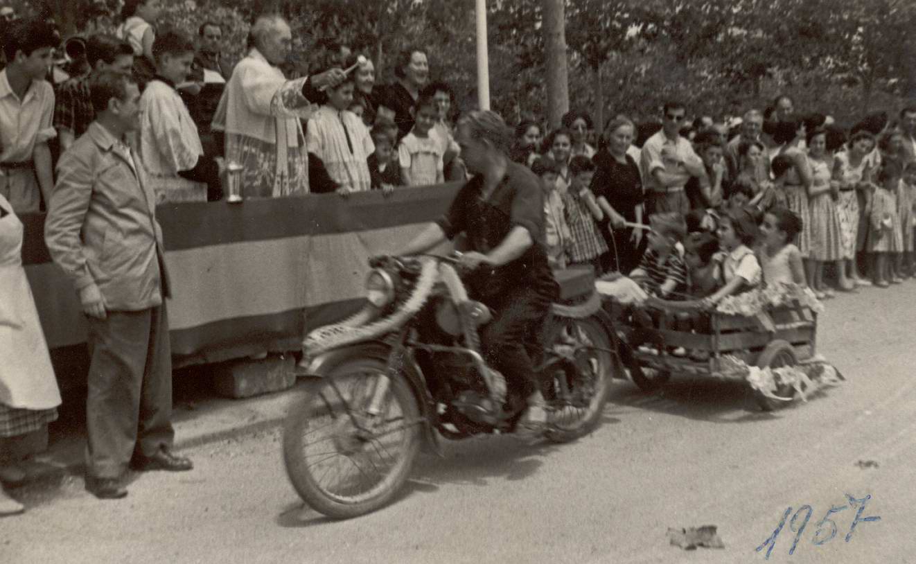 Benedicció de vehicles per Sant Cristòfol al passeig del Mar, 1957 AMSFG. Col·lecció Maria Ricart Torrent (Autor desconegut)