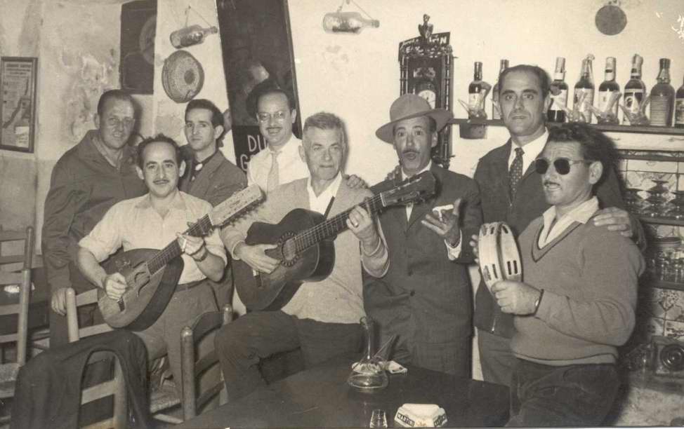 Josep Albertí amb la colla de cantaires de cal Canari l’any 1958. AMSFG. Fons Josep Albertí Corominas (autor desconegut).