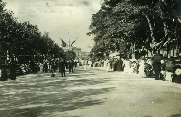 Passeig del Mar durant la Festa Major cap a l’any 1900 AMSFG. Col·lecció Santiago Güitó (Autor desconegut)