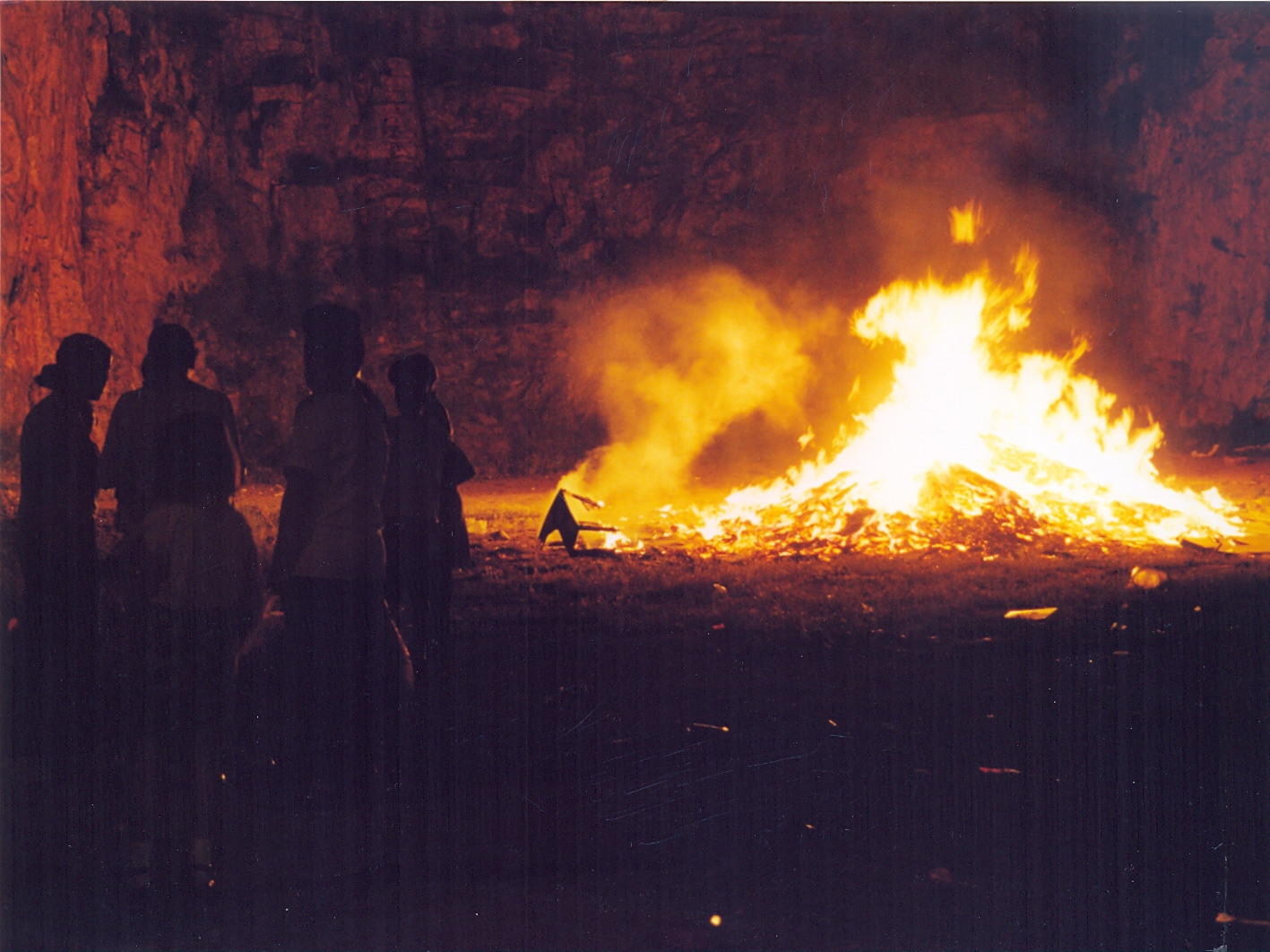 Foguera per Sant Joan AMSFG. Col·lecció Municipal d’Imatges (Autor: Xavier Colomer-Ribot)