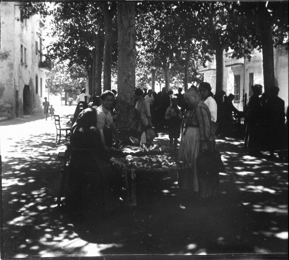 Detall del mercat del peix a l’actual rambla Vidal cap al 1930 AMSFG. Fons Francesc Llorens (Autor: Francesc Llorens)