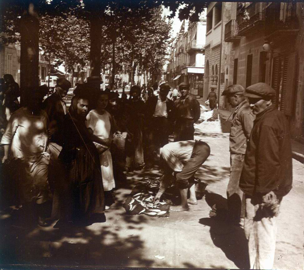 Detall del mercat del peix a l’actual rambla Vidal cap al 1930 AMSFG. Fons Francesc Llorens (Autor: Francesc Llorens)