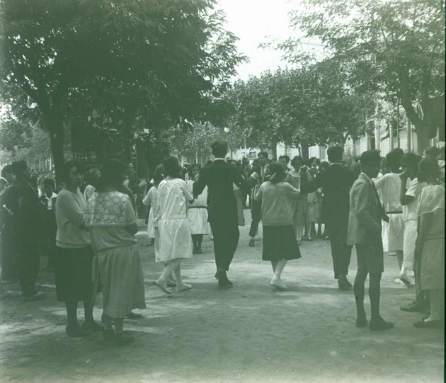 Ballada de sardanes al passeig, als anys 20 AMSFG. Fons Francesc Llorens (Autor: Francesc Llorens)