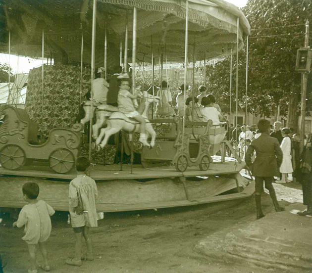 Atracció de fires, coneguda com els cavallets, instal·lada al passeig del Mar per la Festa Major als anys 20. AMSFG. Fons Francesc Llorens (Autor: Francesc Llorens)