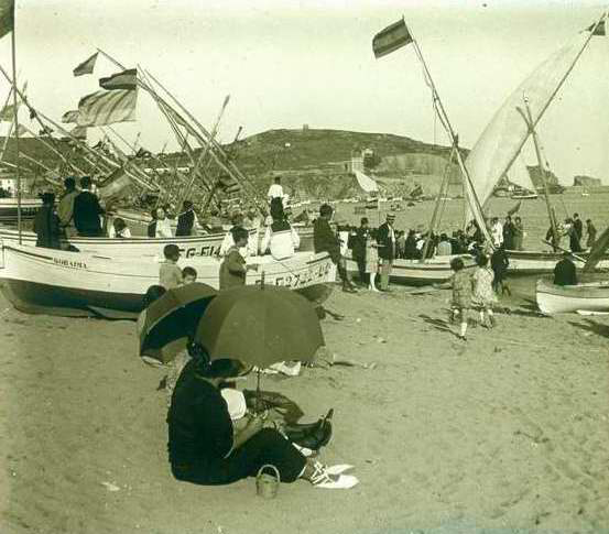 Platja de Sant Feliu de Guíxols amb els llaguts engalanats amb banderes espanyoles, 1919. AMSFG. Fons Francesc Llorens (Autor: Francesc Llorens)