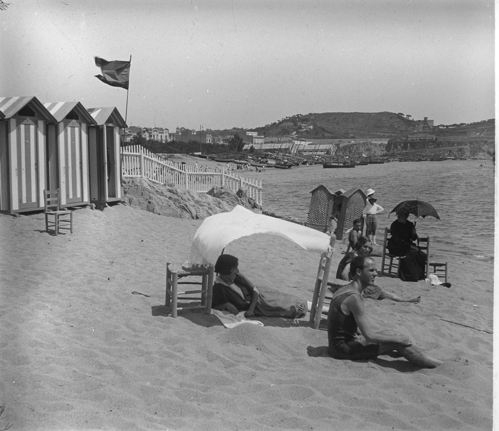 AMSFG. Fons Francesc Llorens. Autor: Francesc Llorens. Banys del racó de garbí de la platja de Sant feliu (1922 – 1930).