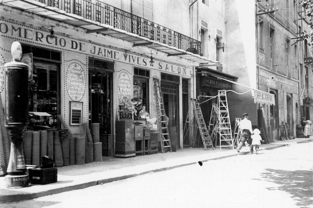 Casa Mapa, al xamfrà del carrer Anselm Clavé amb la rambla Vidal, als anys 20 AMSFG. Col·lecció Espuña-Ibáñez (Autor: desconegut).