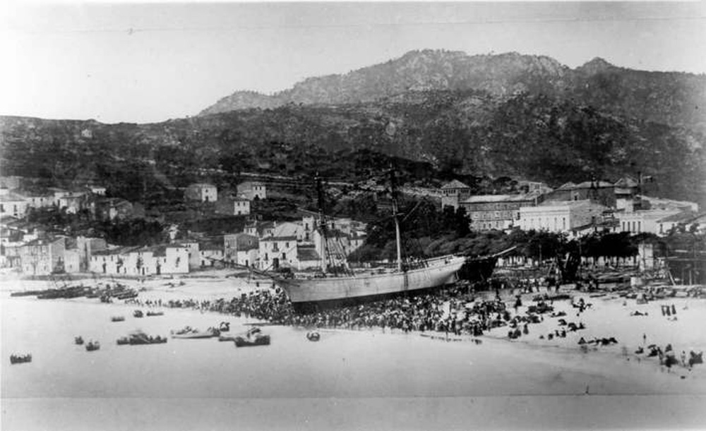 Veler a la platja de Sant Feliu pocs moments abans de la seva avarada (1870 – 1880). AMSFG. Fons Espuña – Ibañez. Autor: Desconegut.