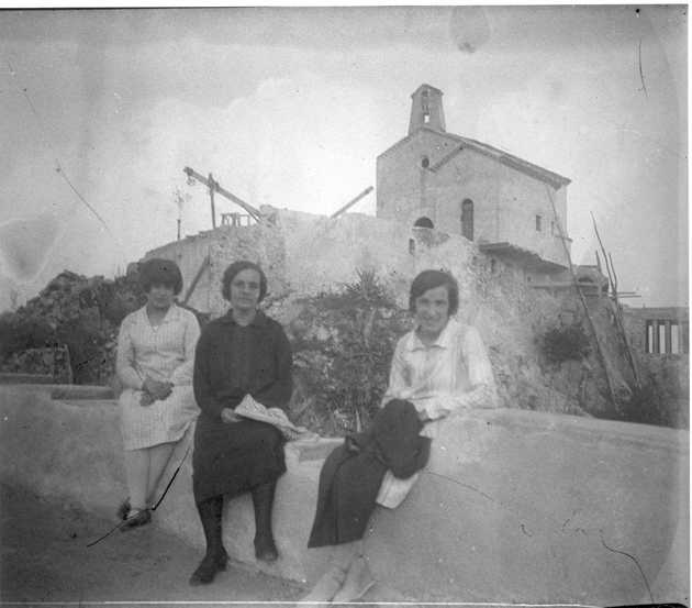 Retrat davant l’ermita de Sant Elm durant la restauració promoguda per Pere Rius i Calvet, al principi dels anys 20 AMSFG. Col·lecció Espuña-Ibáñez (Autor desconegut)