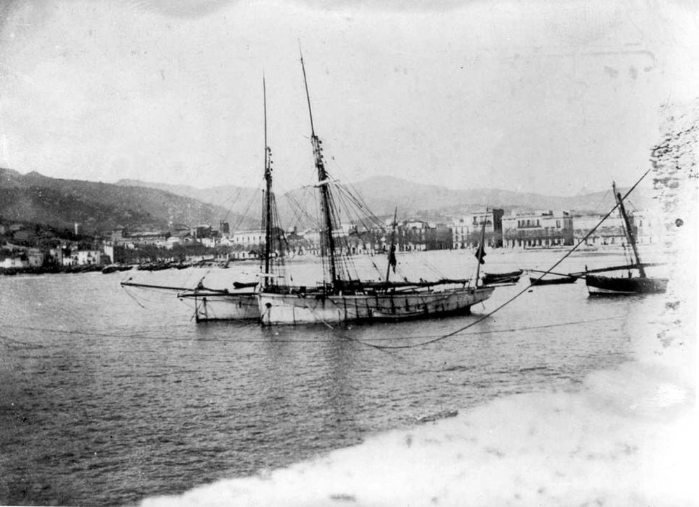 Vaixells fondejats al racó de Llevant a finals del segle XIX AMSFG. Col·lecció Espuña-Ibáñez (Autor: desconegut)