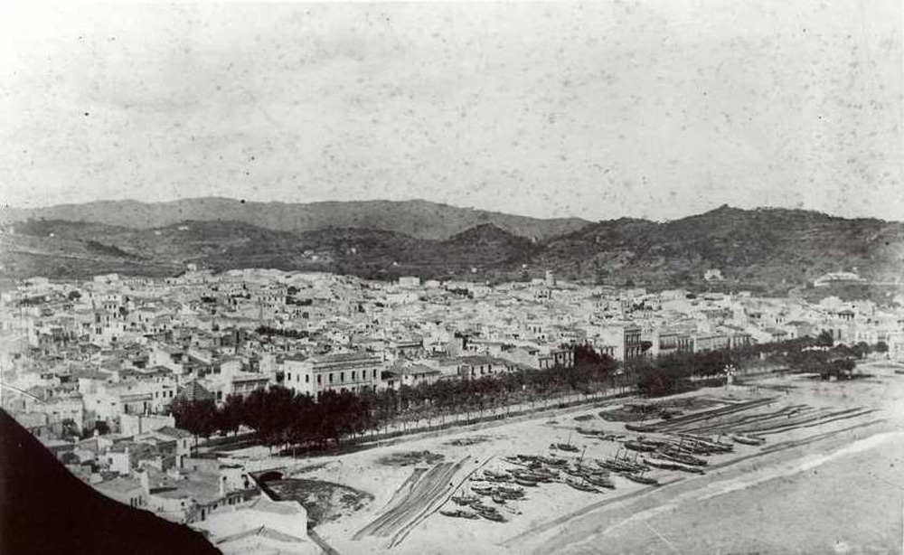 Vista general de la platja al final del segle XIX. Les primeres drassanes s’estenien al sorral de la platja –encara no existia el passeig del Mar- a partir de la riera del Monestir fins a l’alçada de la plaça del Mercat. AMSFG.Col·lecció Espuña-Ibáñez (Autor desconegut).