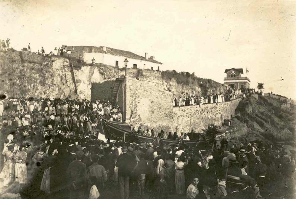 Bateig del bot Miquel Bohera per al salvament de nàufrags, el 23 d’agost del 1898. AMSFG. Col·lecció Espuña-Ibáñez. (Autor desconegut).