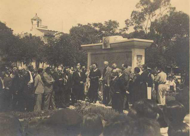 Inauguració del monument dedicat a Juli Garreta, presidida pel mateix Francesc Macià, el dia 1 d’agost de 1932 AMSFG. Col·lecció Espuña-Ibáñez (Autor desconegut)