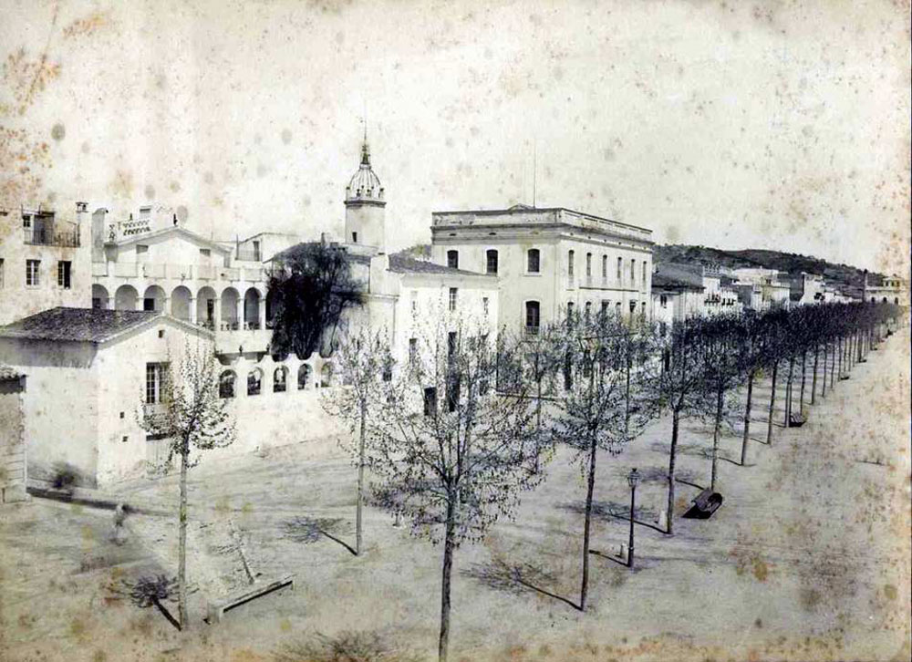 Passeig amb l’edifici de l’escola pública adjunt a l’Ajuntament, entre 1882 i 1889 AMSFG. Col·lecció Espuña-Ibáñez (Autor: Jaume Bertran)