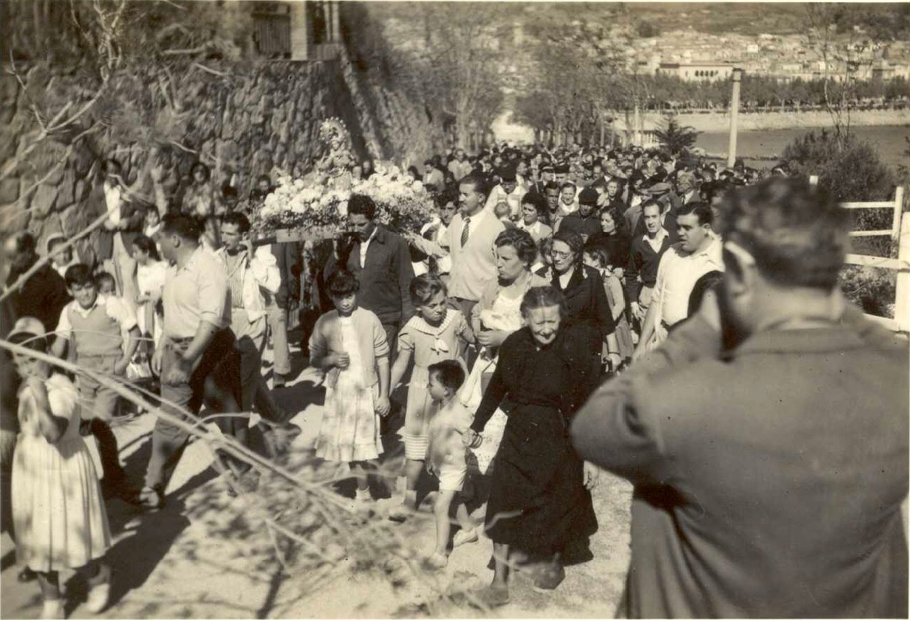 Seguici de la processó del Bonviatge pujant a Sant Elm l’any 1955 AMSFG. Fons Enric Figueras (Autor: Enric Figueras)