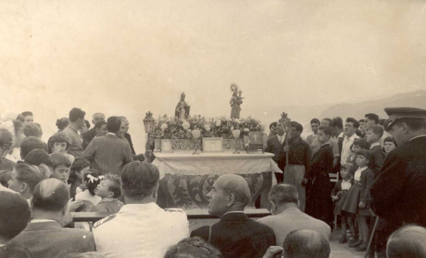 Missa davant de l’ermita de Sant Elm durant l’Aplec de la Verge del Bonviatge als anys 50 AMSFG. Col·lecció Espuña-Ibáñez (Autor: desconegut)