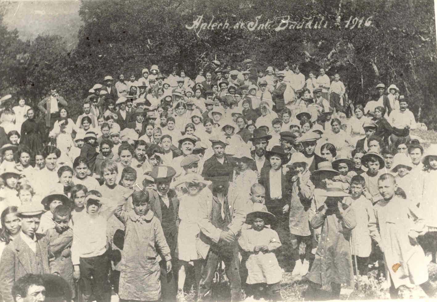 Participants a l’aplec de Sant Baldiri, 1916 AMSFG. Col·lecció Espuña-Ibáñez (Autor: Josep Llorca)
