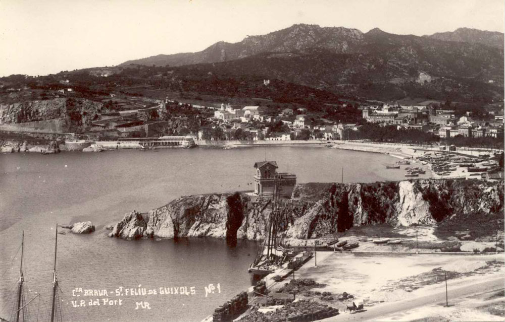 Vista de la punta dels Guíxols des del moll del port comercial, on antigament hi havia la platja de Calassanç, cap al 1930 AMSFG. Col·lecció Espuña-Ibáñea (Autor: Ricard Mur)