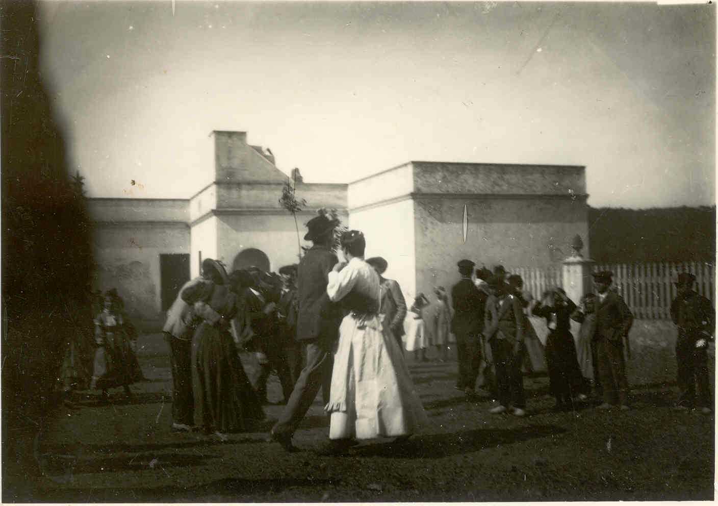 Ball durant l’aplec de Sant Baldiri, principi del segle XX AMSFG. Col·lecció Espuña-Ibáñez (Autor desconegut)