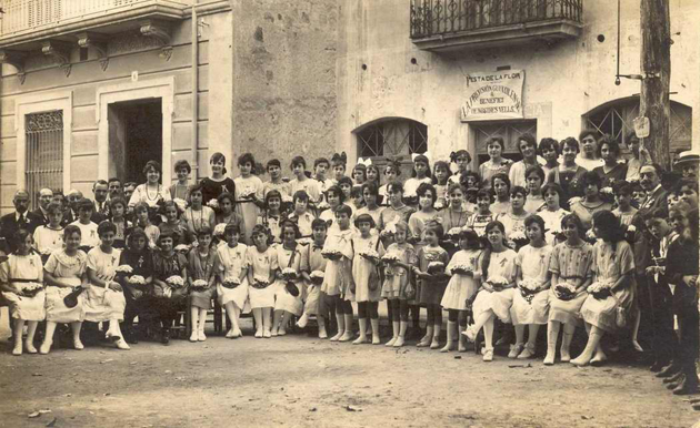 Retrat de les voluntàries que van participar en la Festa de la Flor, organitzada per la Previsión Guixolense en benefici de la vellesa el dia 1 d’agost de 1919 AMSFG. Col·lecció Josep Escortell (Autor: Ricard Mur)