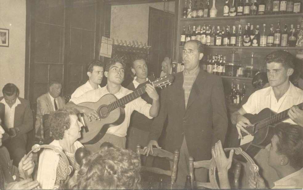 Josep Albertí cantant a can Saura cap al 1960. AMSFG. Fons Josep Albertí Corominas (autor desconegut).