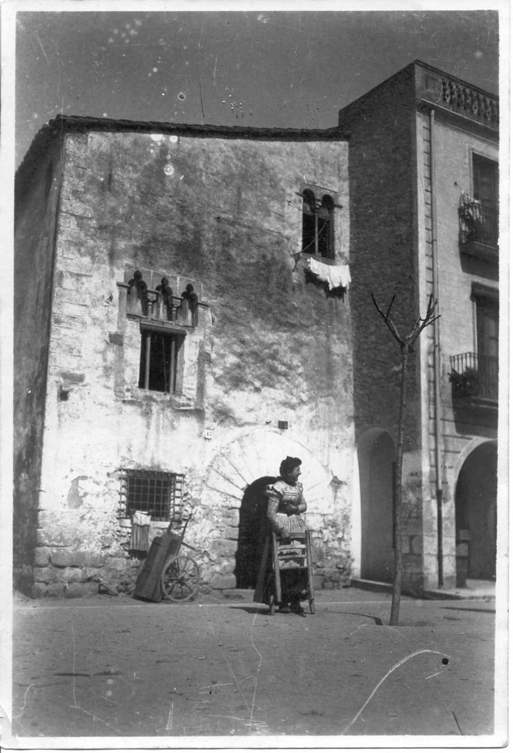 Façana de can Garjola, a la plaça del Mercat, l’any 1908 AMSFG. Col·lecció Josep Escortell (Autor: desconegut).