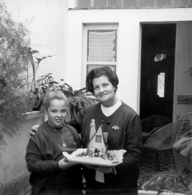 Maria Soler amb una de les seves filloles el dia de Pasqua, 1967. AMSFG. Fons Maria Soler Ristol (Autor desconegut)