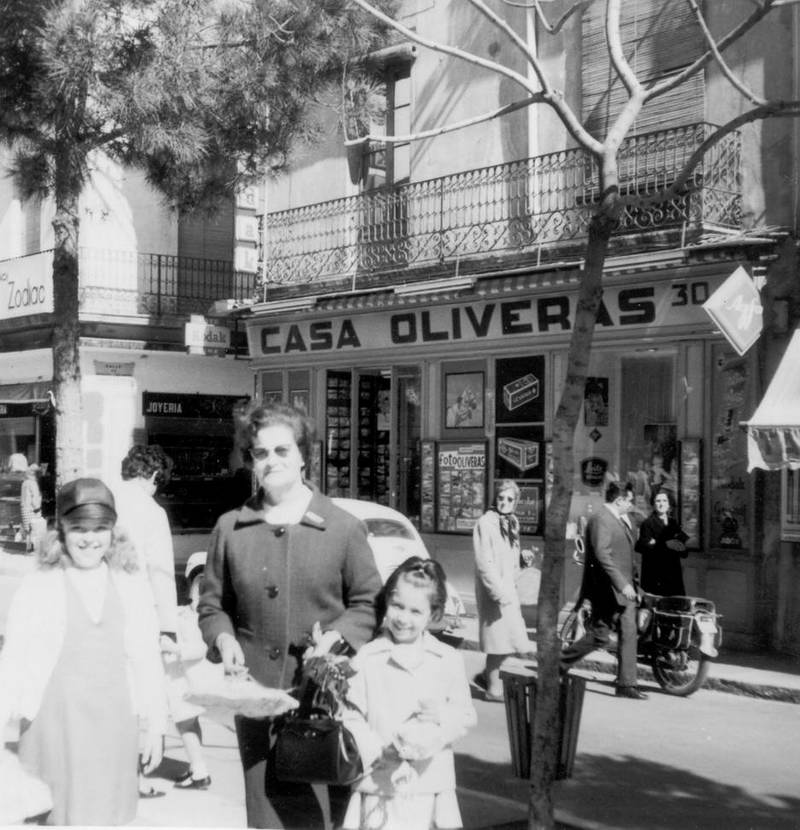 Maria Soler amb les seves filloles a la rambla Vidal, tornant de comprar la mona de Pasqua, 1967. AMSFG. Fons Maria Soler Ristol (Autor desconegut)