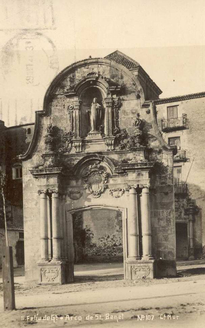 Vista de l’arc de Sant Benet cap al 1928. AMSFG. Col·lecció Josep Escortell (Ricard Mur Dargallo)