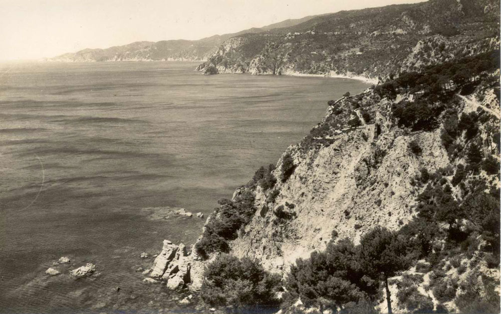 Costa entre Sant Feliu de Guíxols i Tossa de Mar vista des de la cala de les Penyes, cap al 1960 AMSFG. Col·lecció Josep Escortell (Autor desconegut)