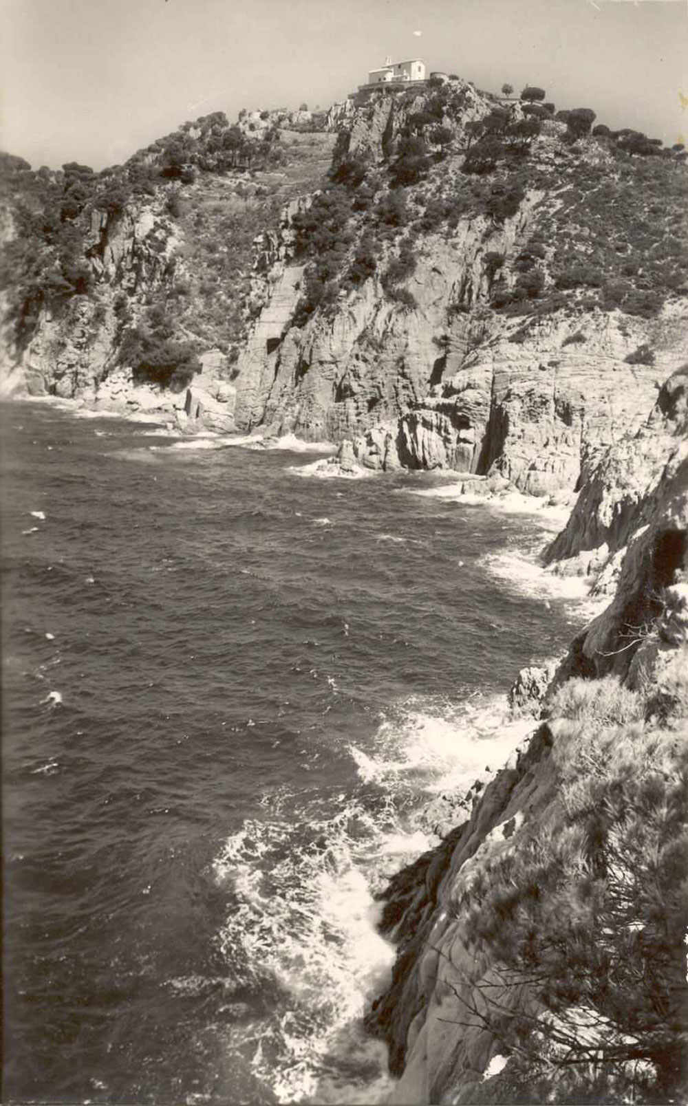 Costa des de la punta de la Cova fins a cala Vigatà amb l’ermita de Sant Elm, cap al 1965 AMSFG. Col·lecció Josep Escortell (Autor: J. Cebollero)