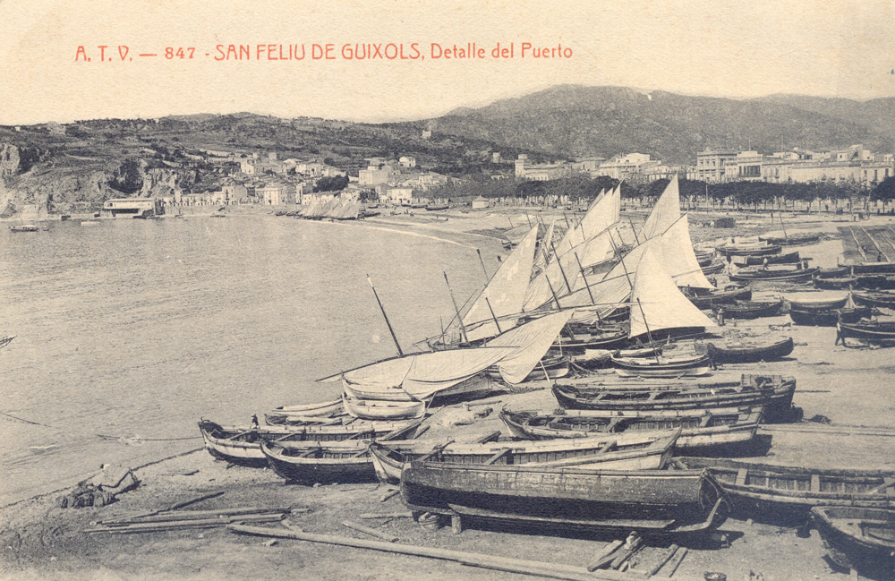 AMSFG. Fons Ajuntament de Sant Feliu de Guíxols. Autor: Desconegut. La platja de Sant Feliu plena de llaguts de pesca i xarxes esteses (1910 – 1920).