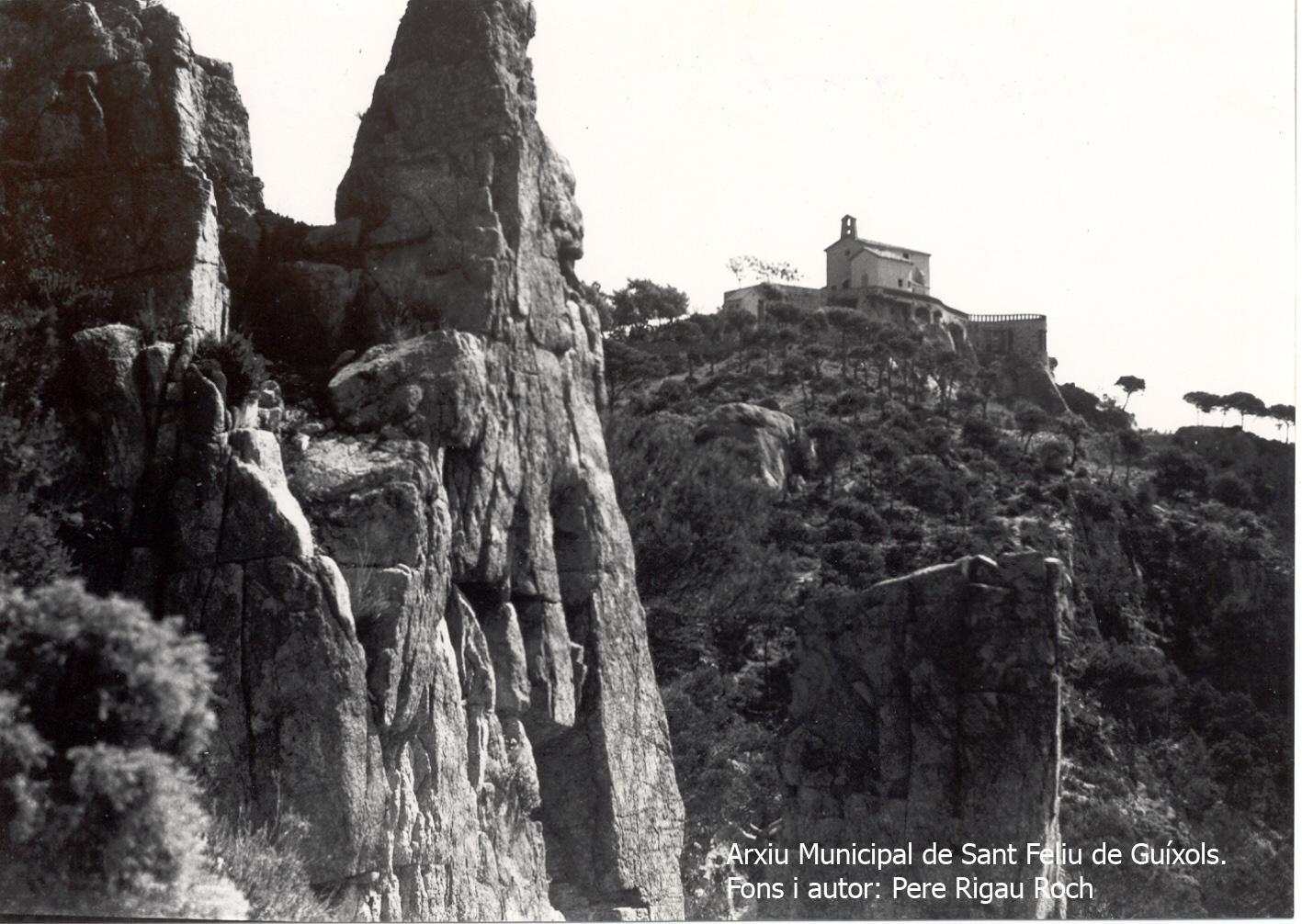 L’ermita de Sant Elm des de la cala del Vigatà, el 1935. Autor: Pere Rigau Roch. Arxiu Municipal de Sant Feliu de Guíxols.