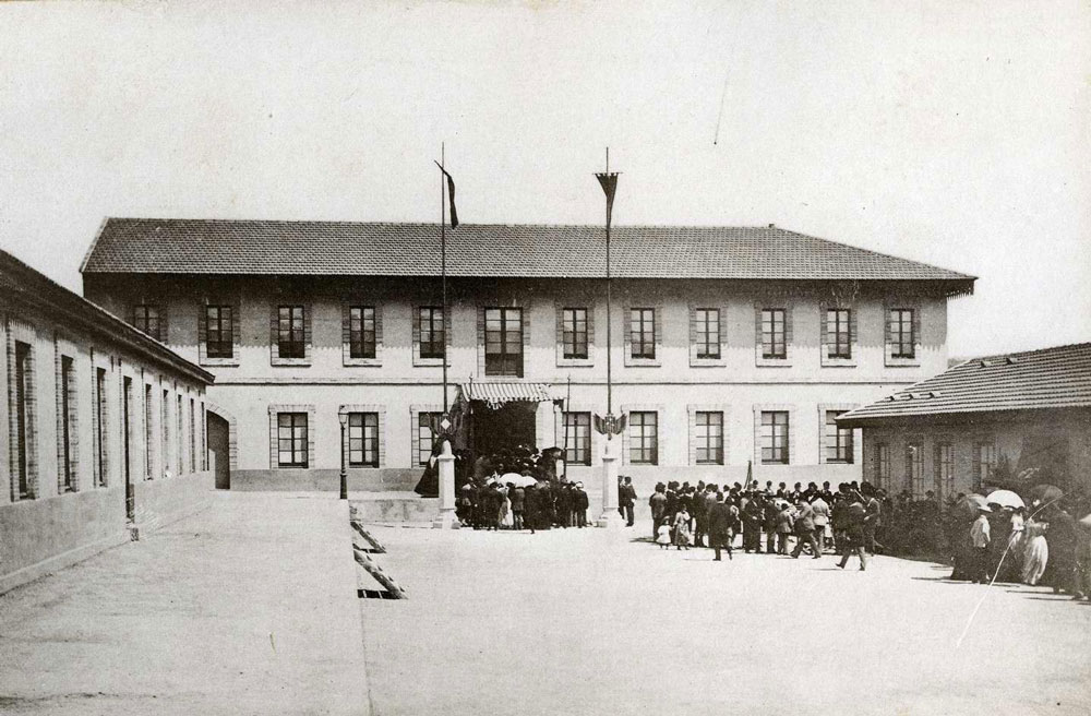 Inauguració de l’Exposició de Belles Arts, a la nau de la fàbrica de la vídua Ferer, el 3 de juliol de 1892 AMSFG. Col·lecció Espuña-Ibáñez (Autor: Jaume Bertran)