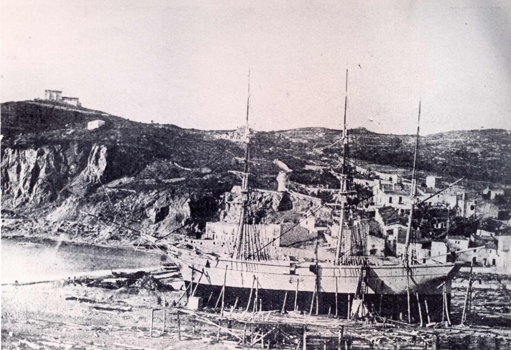 Bricbarca Galofre en construcció a les drassanes de la platja de Sant Feliu (1871). AMSFG. Fons Ajuntament de Sant Feliu de Guíxols. Autor: Desconegut.