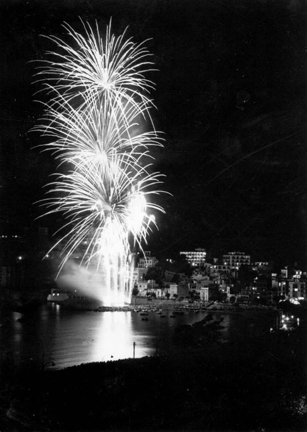 Castell de focs al racó de Garbí per la Festa Major als anys 80. AMSFG. Fons Gràfiques Bigas (Autor: Joaquim Bigas)