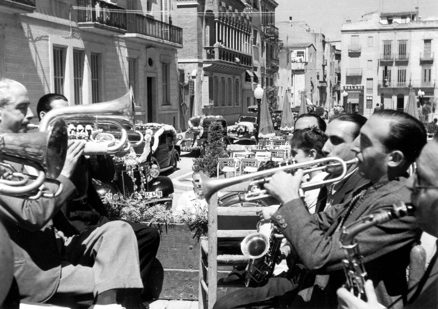 Orquestra tocant a la rambla del Portalet durant la desfilada de Sant Cristòfol, als anys 40. AMSFG. Fons Pere Rigau (autor Pere Rigau)