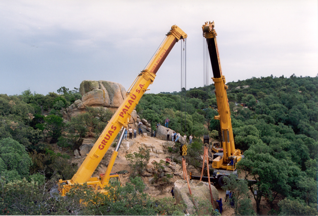 Grues restituint la pedra basculant, maig de 1998 AMSFG. Col·lecció Municipal d’Imatges (Albert Gironès Costa)