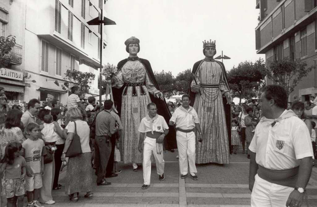 Gegants desfilant a la rambla Vidal per la Festa Major de l’any 1998 AMSFG. Fons Gràfiques Bigas (Autor: Joaquim Bigas)