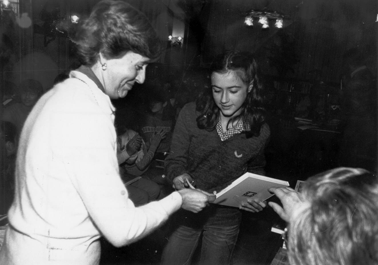 Lliurament de premis per Sant Jordi a la Biblioteca de la Caixa, 1979 AMSFG. Col·lecció Municipal d’Imatges (Autor desconegut)