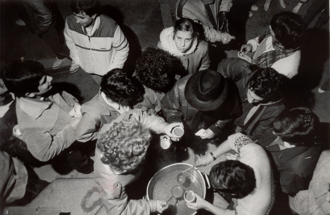 Xocolatada per la festa de Sant Tomàs d’Aquino, 1985. AMSFG. Col·lecció Municipal d’Imatges (Procedència: El Punt Diari/ Autor: Joan Comalat)